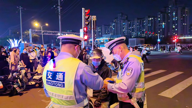 北京交警(北京交警进京证进不去)